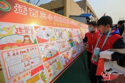 这一次，赵丽颖缺席，成了大深V、全露背红毯女星们的“教科书”